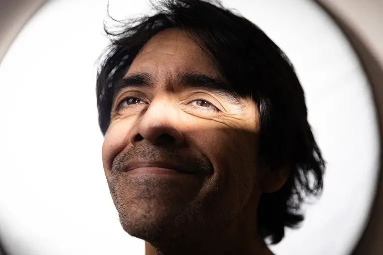 männliches Gesicht lächelnd